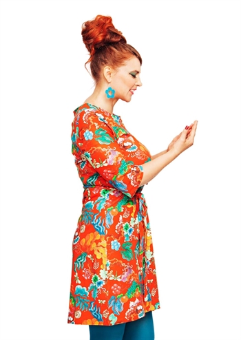 Orange retro kjole med lommer foran og print fra Cissi och Selma